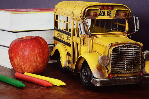Schulbedarf Mit Büchern Äpfeln Buntstiften Und Schülerbus Bildungskonzept — Stockfoto