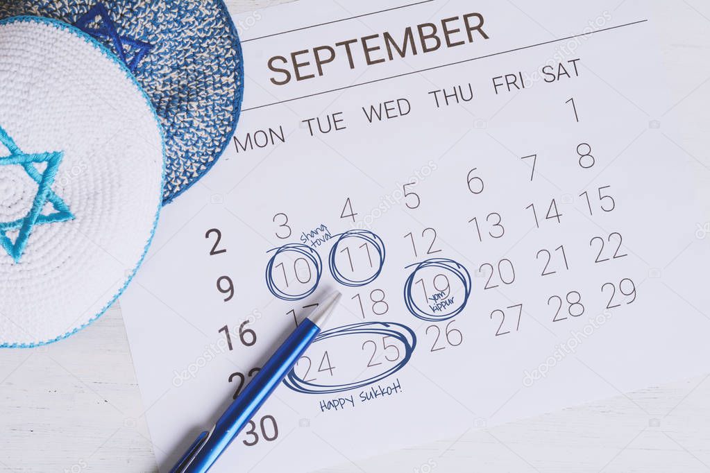 Calendario de septiembre con kippah. Rosh Hashaná, Yom Kipur y Sukkot