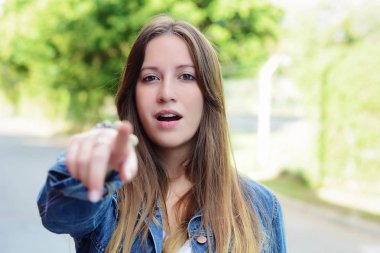 Genç latin kadın bir şey işaret şaşırttı. Açık havada