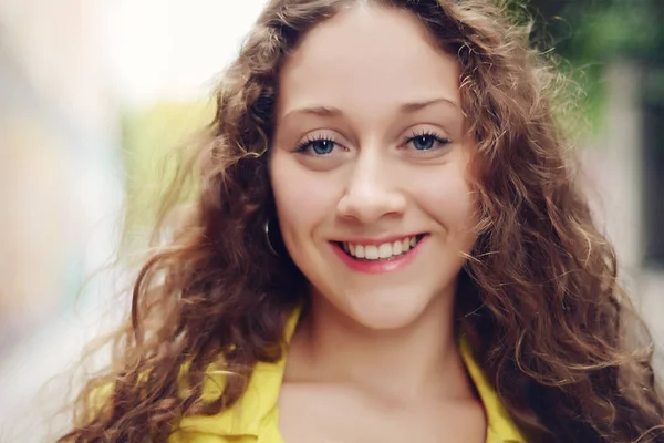 Portret Van Een Jonge Mooie Vrouw Straat Buitenshuis — Stockfoto