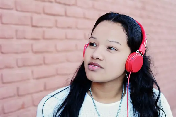 Retrato Jovem Mulher Bonita Com Fones Ouvido Vermelhos Ouvindo Música — Fotografia de Stock