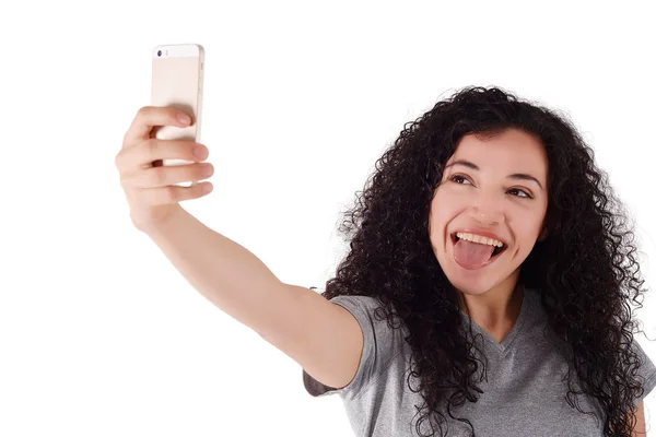 Молодая Латинка Делает Селфи Смартфоном Помещении Изолированный Белый Фон — стоковое фото
