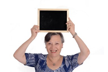 Boş yazı tahtası onun elinde tutan yaşlı kadın. İzole beyaz arka plan