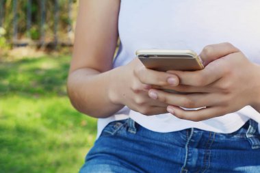 güzel genç kadın smartphone ileti gönderme.