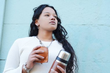 Geleneksel Arjantin yerba mate çay içme genç latin kadın portresi. Güney Amerika popüler içecek. Açık havada