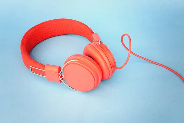 红色耳机在浅蓝色背景 音乐理念 — 图库照片