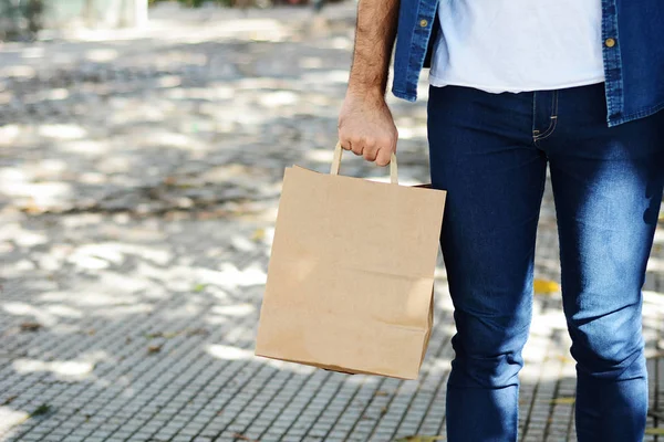 年轻人拿着购物袋在户外 消费主义与生活方式概念 — 图库照片