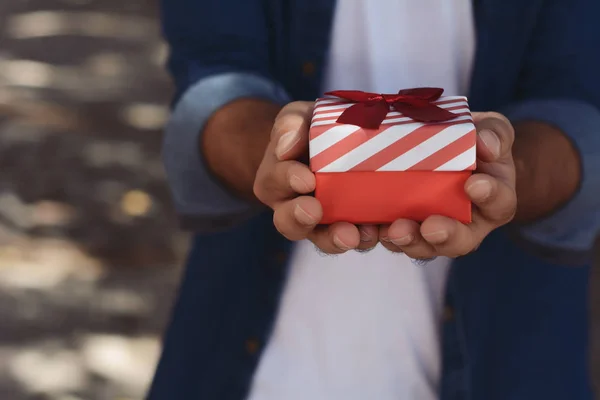 Portrait Jeune Homme Arabe Avec Une Boîte Cadeau Rouge Extérieur — Photo