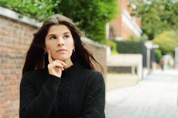 Retrato Una Joven Latina Tratando Recordar Mujer Pensando Aire Libre —  Fotos de Stock