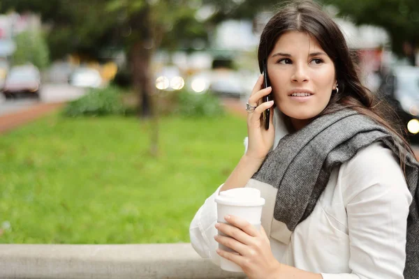 Porträt Einer Jungen Lateinerin Mit Ihrem Handy Und Einer Tasse — Stockfoto