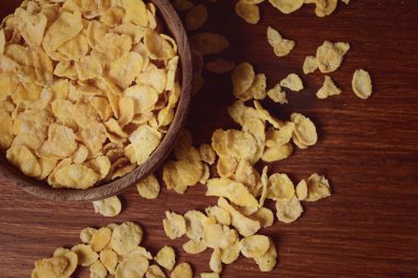 Ahşap arka plan üzerinde üstten görünüm kase tahıl tam. Sağlıklı gıda