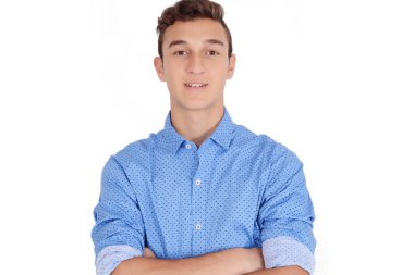 Çekici bir genç adam kollarını ile geçti. İzole beyaz adam