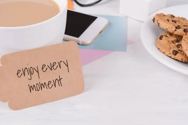 Tarjeta Papel Con Texto Disfrutar Cada Momento Con Café Galletas —  Fotos de Stock