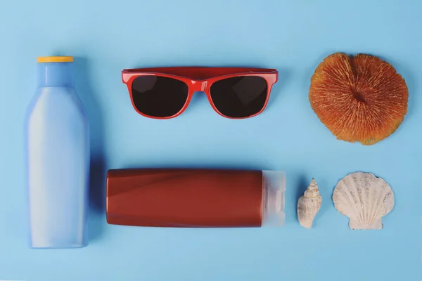 Sonnenbrille Muscheln Seestern Und Sonnencreme Von Oben Sommerkonzept Hellblauer Hintergrund — Stockfoto