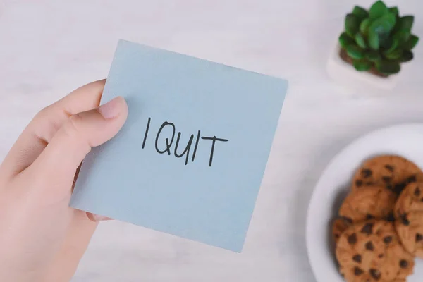 Manos Mujer Sosteniendo Papel Nota Con Texto Renuncio Galletas Enfoque —  Fotos de Stock