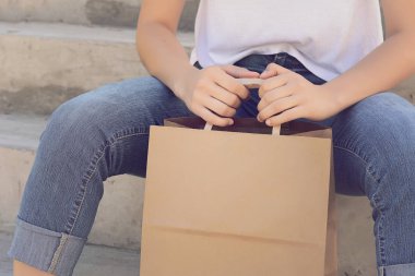 Erkek holding alışveriş çantası açık havada eller. Alışveriş kadın. Tüketicilik ve yaşam tarzı kavramı.