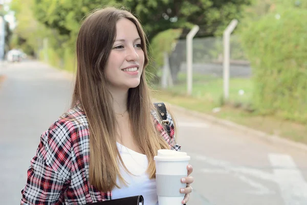 Retrato Una Hermosa Mujer Sosteniendo Una Taza Café Papel Calle — Foto de Stock