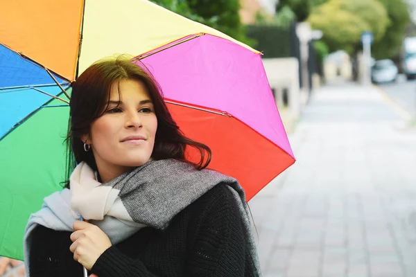 Porträt Einer Schönen Frau Unter Regenbogenschirm Außenbereich — Stockfoto