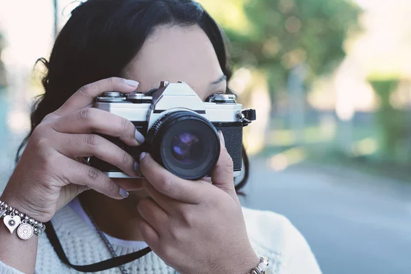 Eğleniyor Genç Kadın Portresi Retro Film Kamerası Ile Fotoğraf Çekmek — Stok fotoğraf