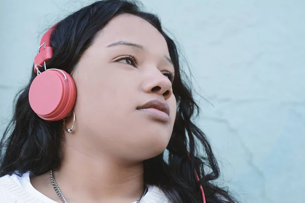 Молодая Красивая Женщина Слушает Музыку Открытом Воздухе — стоковое фото