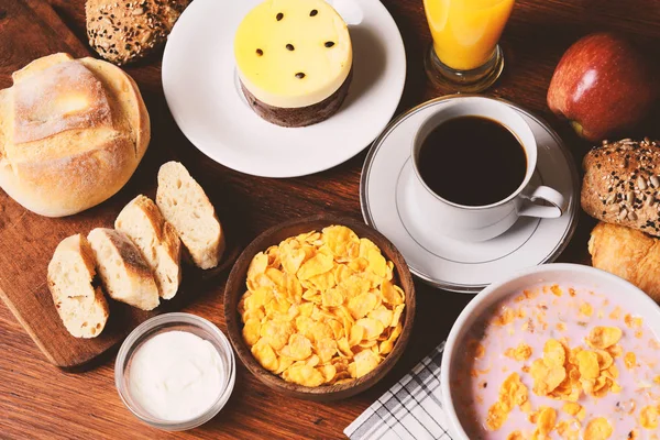 Zblízka Mučenka Dort Toast Káva Jogurt Cereálie Kontinentální Snídaně — Stock fotografie