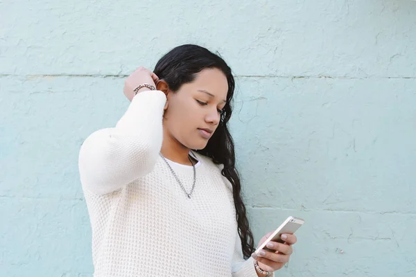 Hermosas Mujeres Latinas Jóvenes Enviando Mensaje Con Teléfono Inteligente Calle —  Fotos de Stock