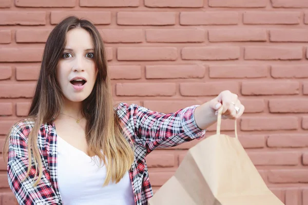 Mujer Hermosa Joven Cara Blanca Sorpresa Sosteniendo Bolsa Compras Aire — Foto de Stock