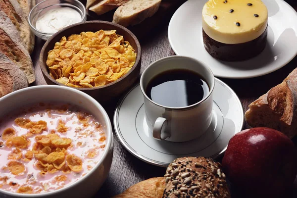 Primer Plano Pastel Maracuyá Tostadas Café Yogur Cereales Desayuno Continental — Foto de Stock
