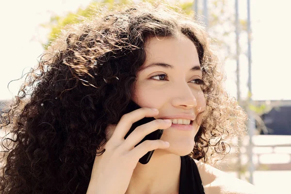 Portrait Une Jeune Femme Latine Parlant Sur Son Téléphone Portable — Photo