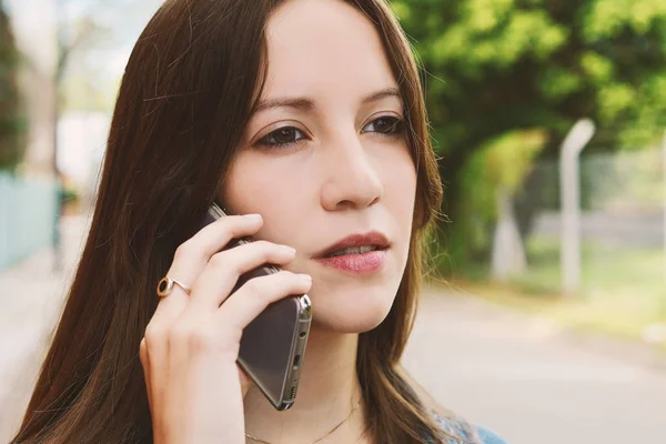 Ritratto Giovane Donna Latina Che Parla Cellulare All Aperto — Foto Stock