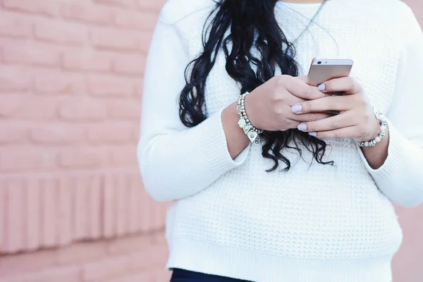 Hermosas Mujeres Latinas Jóvenes Enviando Mensaje Con Teléfono Inteligente Calle —  Fotos de Stock