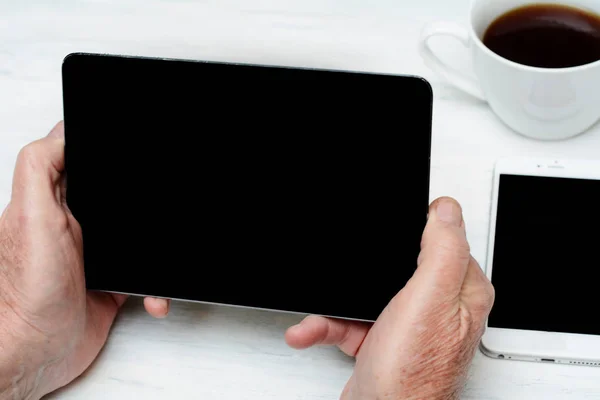 Äldre Man Håller Digital Tablett Med Kopp Kaffe Och Mobiltelefon — Stockfoto
