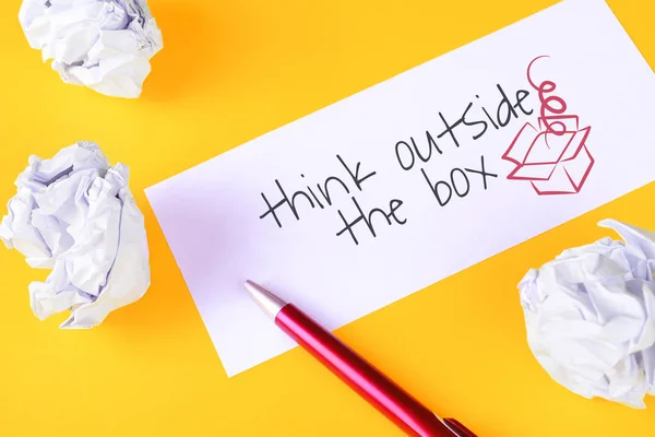 Papel Con Texto Pensar Fuera Caja Bolas Papel Arrugadas Sobre —  Fotos de Stock