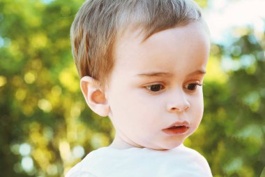 Sevimli bir yaşında bebek çocuk Park portresi