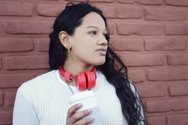 Genç latin kadın portresi. Açık havada. Kentsel kavramı.