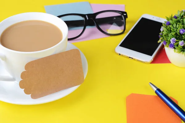 Lege Opmerking Papier Met Koffie Koekjes Rekenmachine Gele Achtergrond — Stockfoto