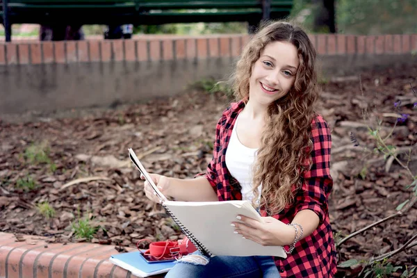 Chica Estudiante Joven Con Bloc Notas Sentado Parque Otoño — Foto de Stock