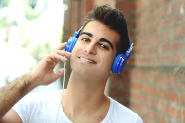 etkileyici delikanlı bir şey dinlerken kulaklık ile. Açık havada.