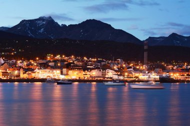 Ushuaia şehir gece manzarası. Tierra del Fuego, Arjantin.