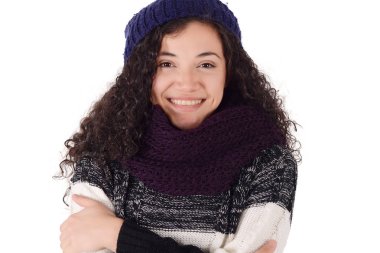 Kış, sıcak giysiler giyen dondurucu bir kadın portresi. beyaz bir arka plan üzerinde izole.