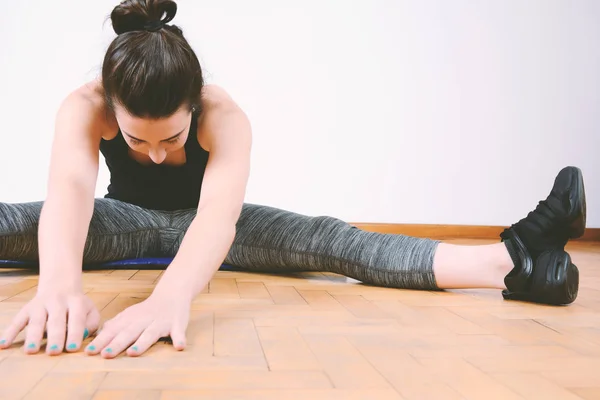 Retrato Mujer Del Deporte Tirando Las Piernas Interiores —  Fotos de Stock