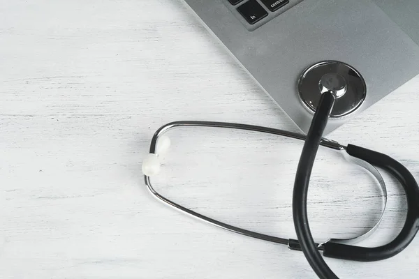 Pemandangan Laptop Stetoskop Dan Pil Meja Dokter Tempat Kerja Obat — Stok Foto
