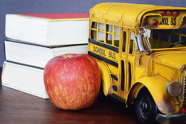 Σχολείο Προμηθεύει Βιβλία Μήλο Κραγιόνια Και Λεωφορείο Μαθητή Έννοια Της — Φωτογραφία Αρχείου