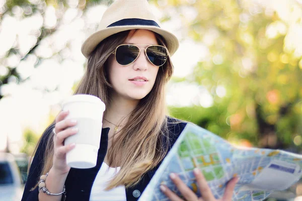 Güzel Turistik Kadınla Kahve Haritaya Bakıyordum Özgürlük Aktif Yaşam Tarzı — Stok fotoğraf