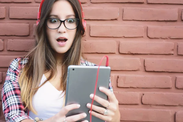 Retrato Una Joven Hermosa Mujer Usando Tableta Aire Libre Escena —  Fotos de Stock