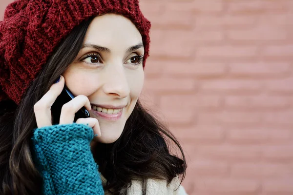 Porträtt Ung Latin Kvinna Talar Hennes Mobiltelefon Utomhus — Stockfoto