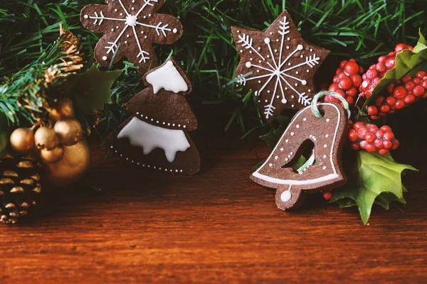 クリスマス クッキーのお祭り枝 Fir の下に掛かっている木製のテーブルのクローズ アップ表示 — ストック写真