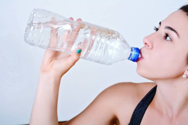 Kadın kapalı egzersiz yaparak görünümünü kapatın. Spor kavramı