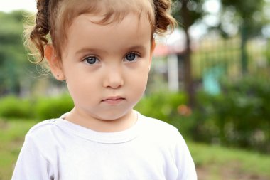 Şirin Bebek kız parkta portresi kapatın.