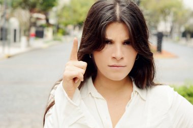 Bağıran kızgın genç kadın portresi. Açık havada